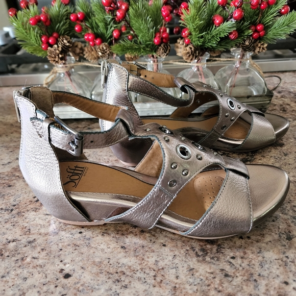 NWOT Sofft Pewter Metallic Leather Gladiator Sandals sz7 - Picture 1 of 4